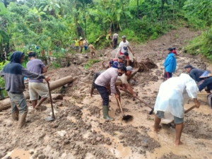 Bhabinkamtibmas di Gowa Bersihkan Dampak Longsor Gunakan Alat Sederhana