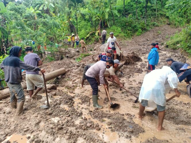 
 Bhabinkamtibmas di Gowa Bersihkan Dampak Longsor Gunakan Alat Sederhana