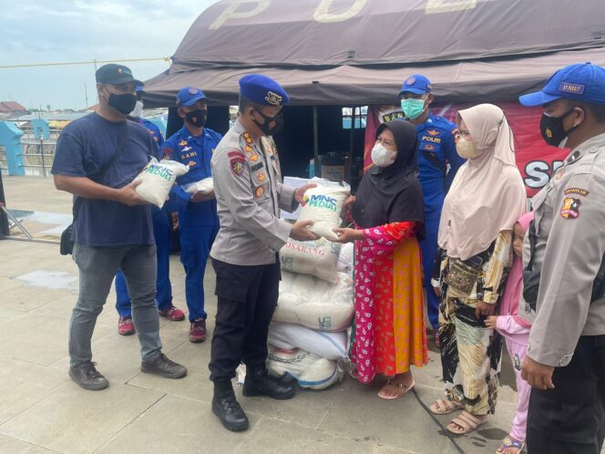 
 Ditpolairud Polda Banten Salurkan Sembako MNC Group Kepada Korban Banjir