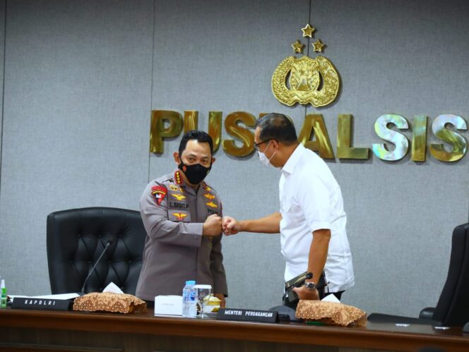 
 Kapolri Instruksikan Kapolda Pastikan Minyak Goreng Tersedia di Pasar