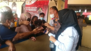 Emak-emak Datangi Polsek