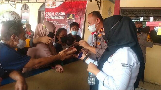 
 Emak-emak Datangi Polsek Biringkanaya Operasi Pasar Minyak Goreng