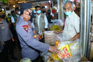 Kapolri Tinjau Pasar Pastikan Stok Minyak Goreng Untuk Warga Aman