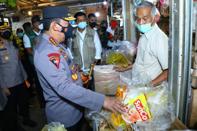 
 Kapolri Tinjau Pasar Pastikan Stok Minyak Goreng Untuk Warga Aman