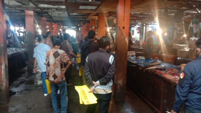 
 PD Pasar Makassar Raya Segel Ratusan Lods dan Kios Di Pasar Panakukang