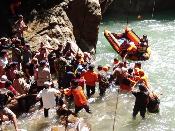 
 Basarnas Sulsel Temukan Pemuda Tenggelam di Air Terjun Bantimurung Luwu Utara