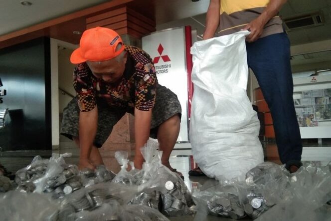 
 Haji Endang Beli Pajero Pakai Uang Koin Gunakan Mobil Bak Dibungkus Kardus