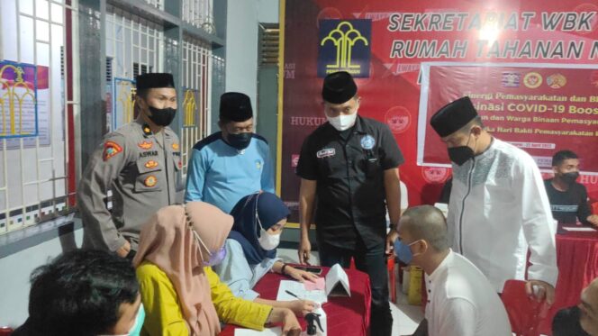 
 Sejumlah Warga Binaan Rutan Kelas II Bantaeng di Vaksinasi