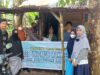 Bareng Dosen Unismuh Makassar, Bhabinkamtibmas Gowa Bagikan Sembako Ke Warga