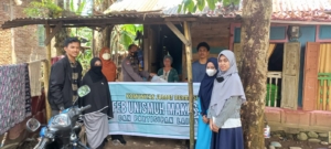 Bareng Dosen Unismuh Makassar, Bhabinkamtibmas Gowa Bagikan Sembako Ke Warga