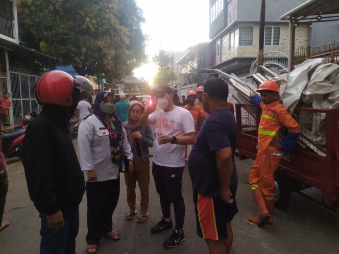 
 Camat Mamajang Terjun Langsung di Lokasi Kebakaran di Veteran Selatan