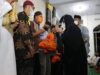 Usai Shalat Subuh Berjamaah, Fatma Distribusikan 550 Paket Sembako