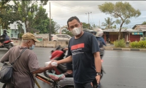 Communitas Jappa-Jappa Bagikan 300 Paket Takjil Ke Jalan