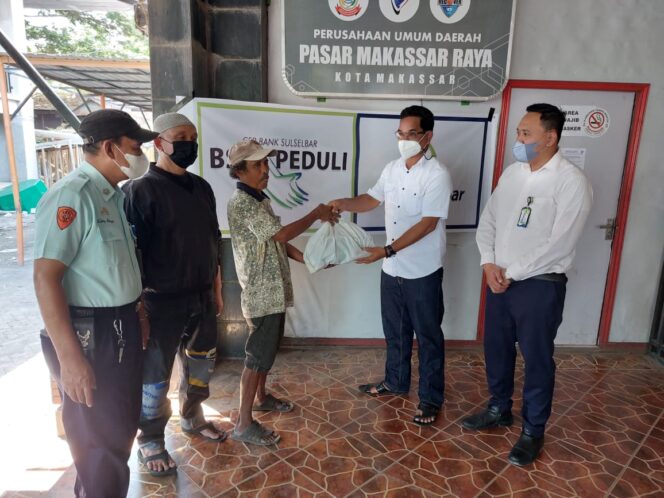 
 Berbuat Kebaikan, Bank Sulselbar Program CSR Bagi 125 Paket Sembako ke PD Pasar