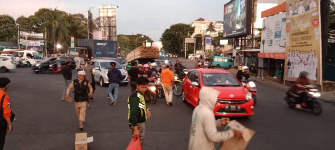 
 Kolaborasi Kebaikan Organisasi Kemanusiaan Bagi Takjil di Pertigaan Pettarani