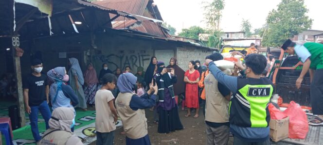 
 Kolaborasi Kebaikan Bagikan 100 Paket Sembako di Daeng Tata 3