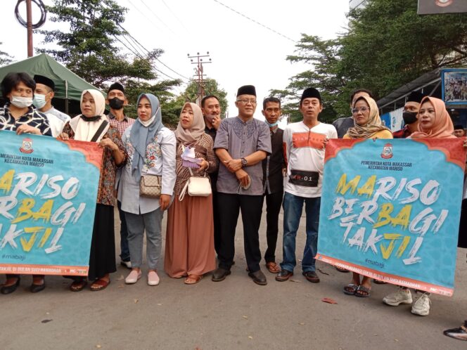 
 Kecamatan Mariso Bagi Takjil Di Jalan Haji Bau, Camat Sekcam, Lurah Terlibat