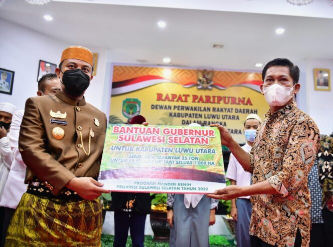 
 Gubernur Sulsel Serahkan Bantuan Benih Gratis Untuk 1000 Hektar