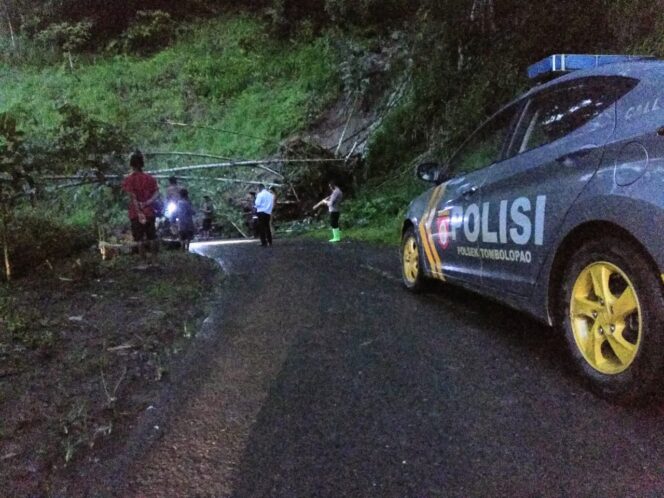 
 Jalan Penghubung Gowa dan Sinjai Barat Terjadi Longsor