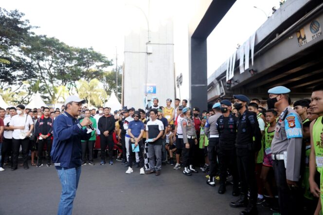 
 Danny Pomanto Lepas Peserta Lari Marathon Kapolrestabes Makassar Cup