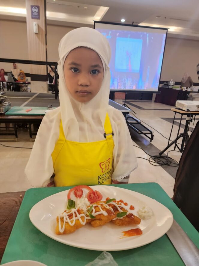 
 Biasa Masak Mie, Anak SD ini Ikut Chef Lorong Competition Harper Hotel Perintis