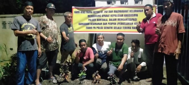 
 Warg Barayya Pasang Spanduk Terima Kasih Untuk Polisi