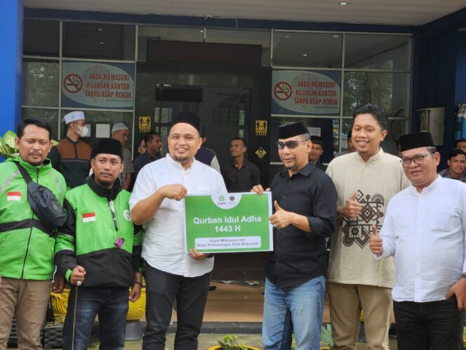 
 GO-JEK dan Dishub Makassar Berbagi Daging Qurban