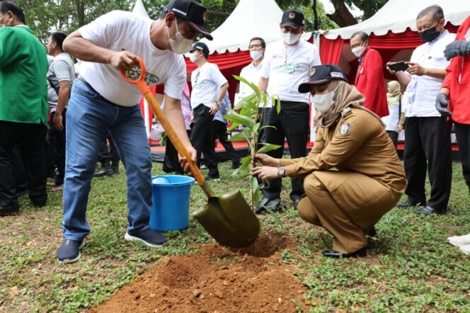 
 Menko PMK Rangkul Akademisi untuk Aksi Nyata Revolusi Mental Di Makassar