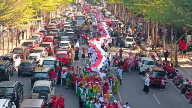 
 Ribuan Peserta Ikut Karnaval Merdeka Toleransi, Kemenag Sulsel Terima Penghargaan Kemendagri