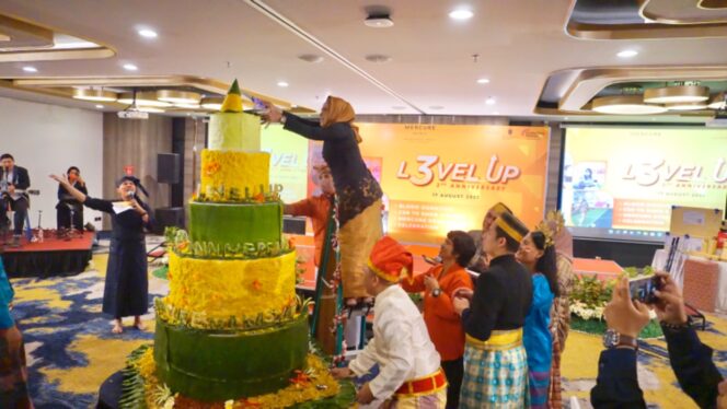 
 Mercure Makassar Nexa Pettarani Potong Tumpeng Tiga Meter di Puncak Anniversary ke-3