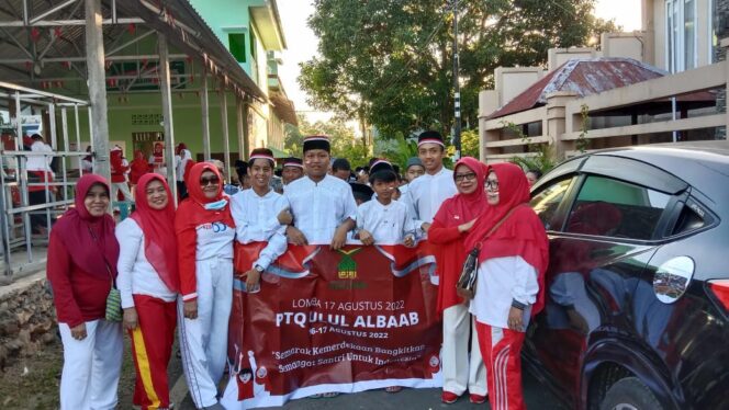 
 Warga Perumahan Wesabbe Antusias Ikut Gerak Jalan Santai HUT RI ke 77