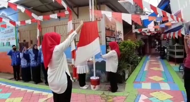 
 Di Kelurahan Tamparang Keke, Pj Ketua RTRW Hingga Masyarakat Gelar Upacara di Dalam Lorong