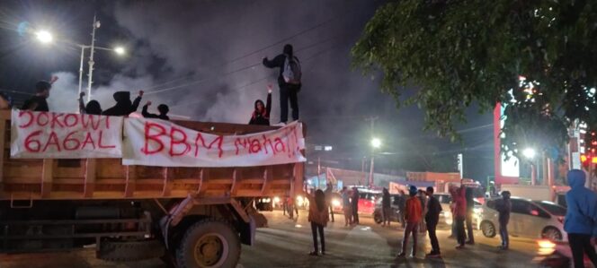 
 Respon Kenaikan BBM, Mahasiswa Demo Depan Unhas, Sempat Blokade Jalan