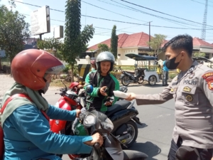 Bagikan Makanan Ke Masyarakat