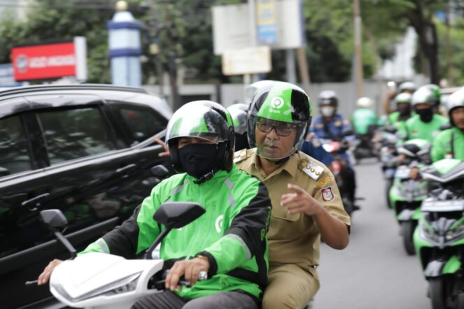 
 Pesan Khusus Lewat Aplikasi, Danny Pomanto Diantar Pakai Motor Listrik