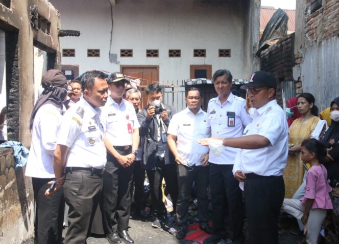 
 Walikota Makassar Kunjungi Korban Kebakaran Tallo, Serahkan Bantuan Logistik