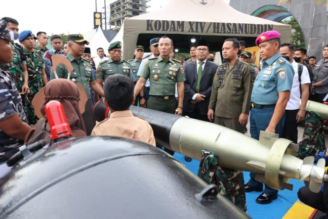 
 Wali Kota Makassar Ajak Warganya Mengenal Alutsista TNI