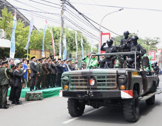 
 Danny Pomanto Saksikan Parade Alusista di Upacara HUT ke – 77 Tahun TNI