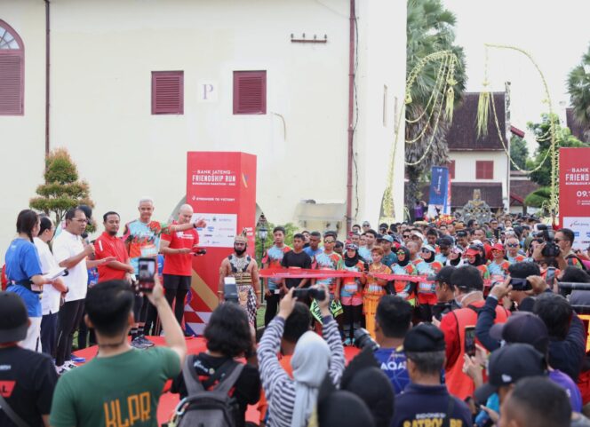 
 Gubernur Jateng Hadiri Friendshp Run di Makassar