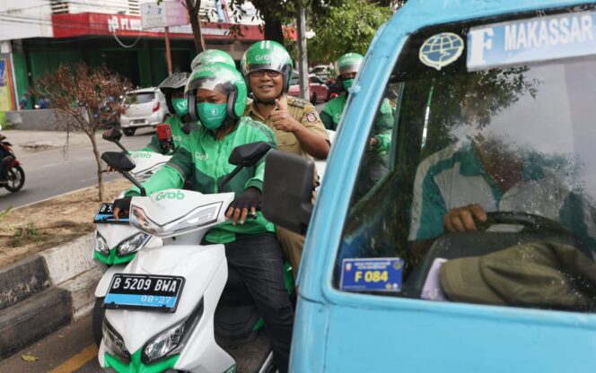 
 Masih Ojol Day, Walikota Makassar Naik Grab Menuju Dukcapil