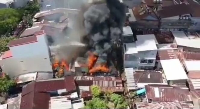 
 8 Rumah Ludes Terbakar di Kota Makassar, 1 Atap Kantor Lurah