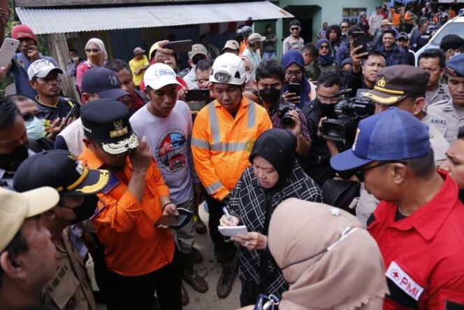 
 7 Ahli Waris Korban Bencana Longsor di Gowa Dapat Bantuan Dari Mensos