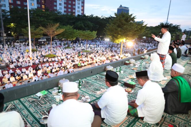 
 Ribuan Jemaah Hadiri Makassar Shalat Subuh Berjamaah