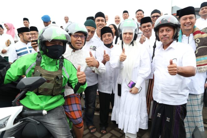 
 Walikota Makassar Naik Ojek Online Hadiri Shalat Subuh Berjamaah