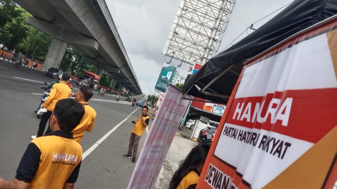 
 DPD Partai Hanura Sulsel Berbagi Berkah, Bagi Ratusan Nasi Bungkus Depan Kantornya