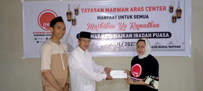 
 Marwan Aras Center Bersama Jamaah Masjid Nurul Wathan Makassar Bukapuasa dan Sahur Bersama