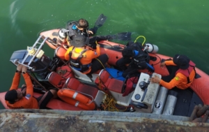 Seorang ABK Kapal Keruk KTM diduga terjatuh saat Berlabuh di Pelabuhan Paotere