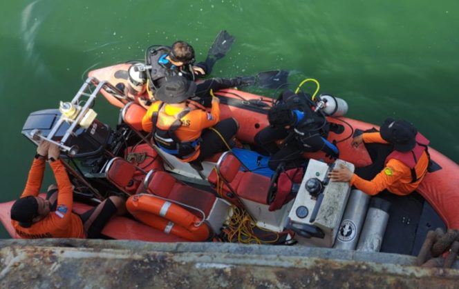 
 Seorang ABK Kapal Keruk KTM diduga terjatuh saat Berlabuh di Pelabuhan Paotere