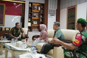Si Gadis Kuat Pemanggul Semen Akhirnya Ditemui Pangdam XIV/Hasanuddin