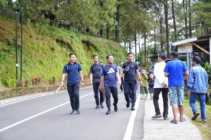 Gubernur Sulsel Jalan Kaki Sejauh 4 Km Menikmati Sejuknya Malino